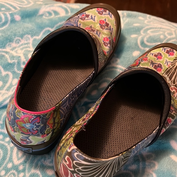 Floral patterned Dansko clogs size 40 🌸 - Picture 3 of 5